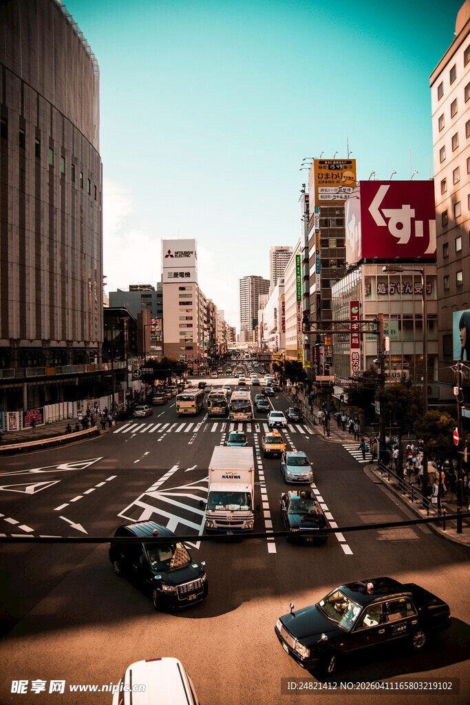 繁华都市街头景象