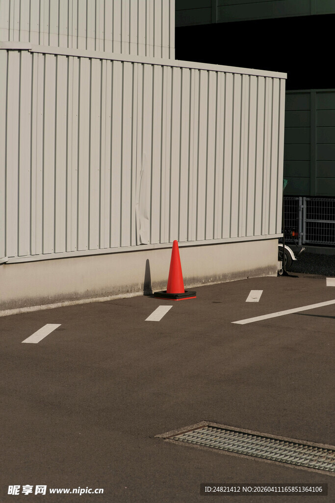 道路旁的橙色交通锥