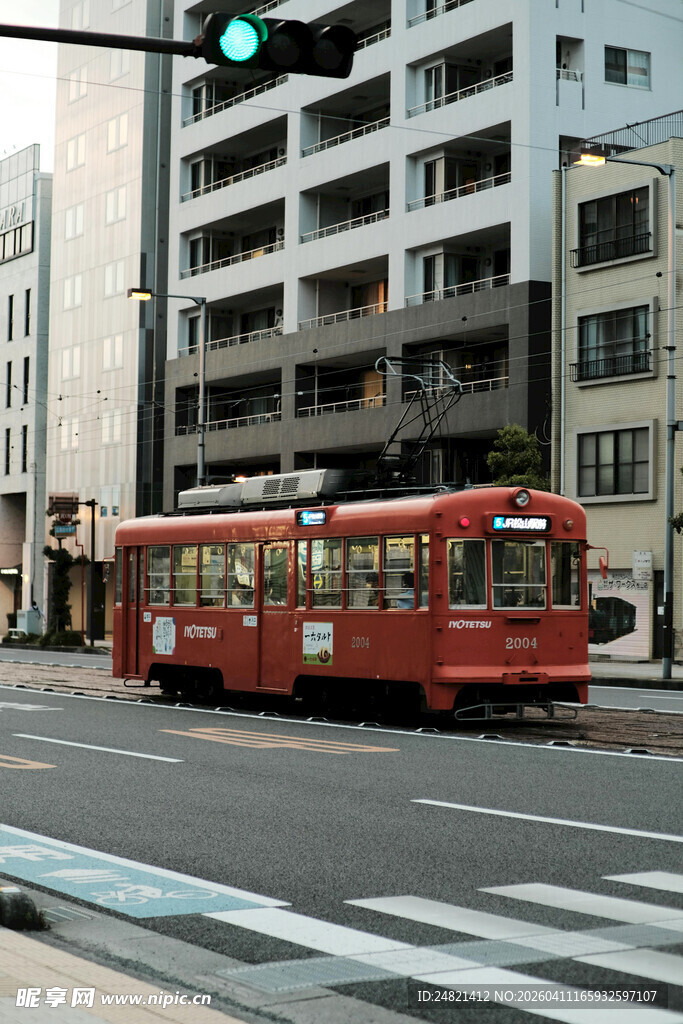 城市街头的复古红色公交车