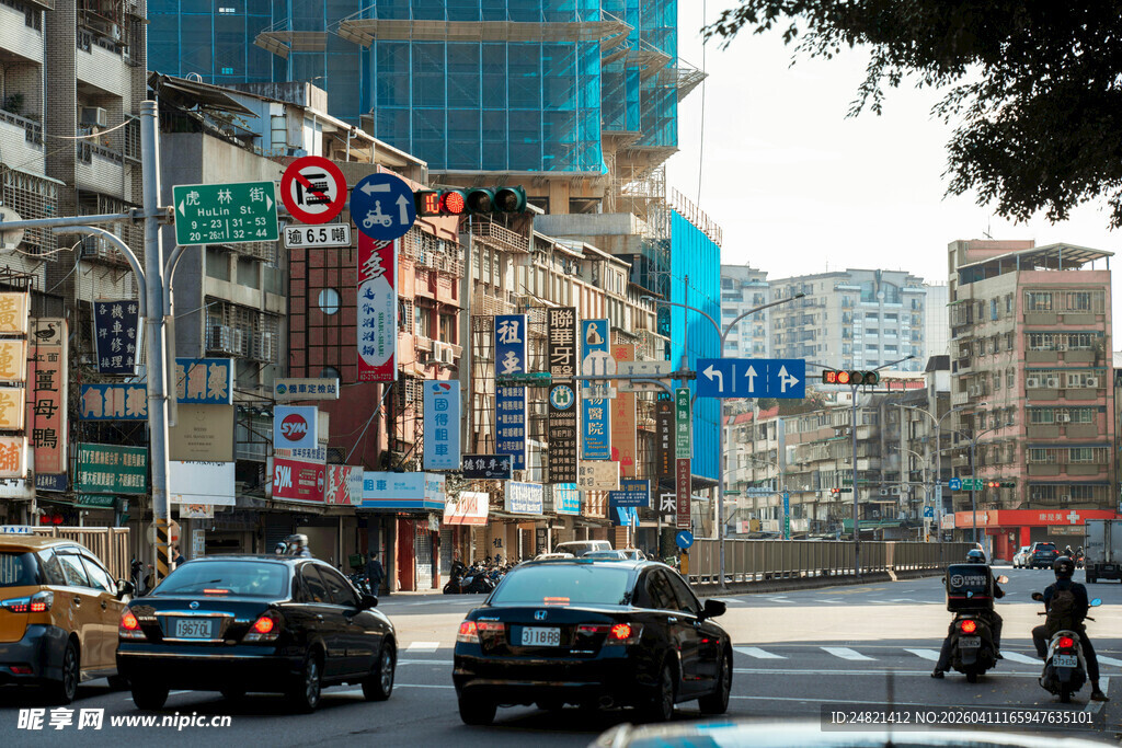城市街道繁忙景象