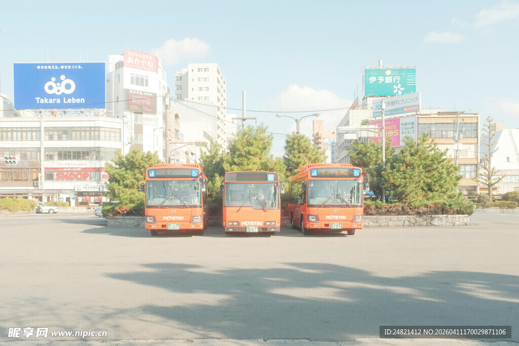 城市中停放的多辆出租车