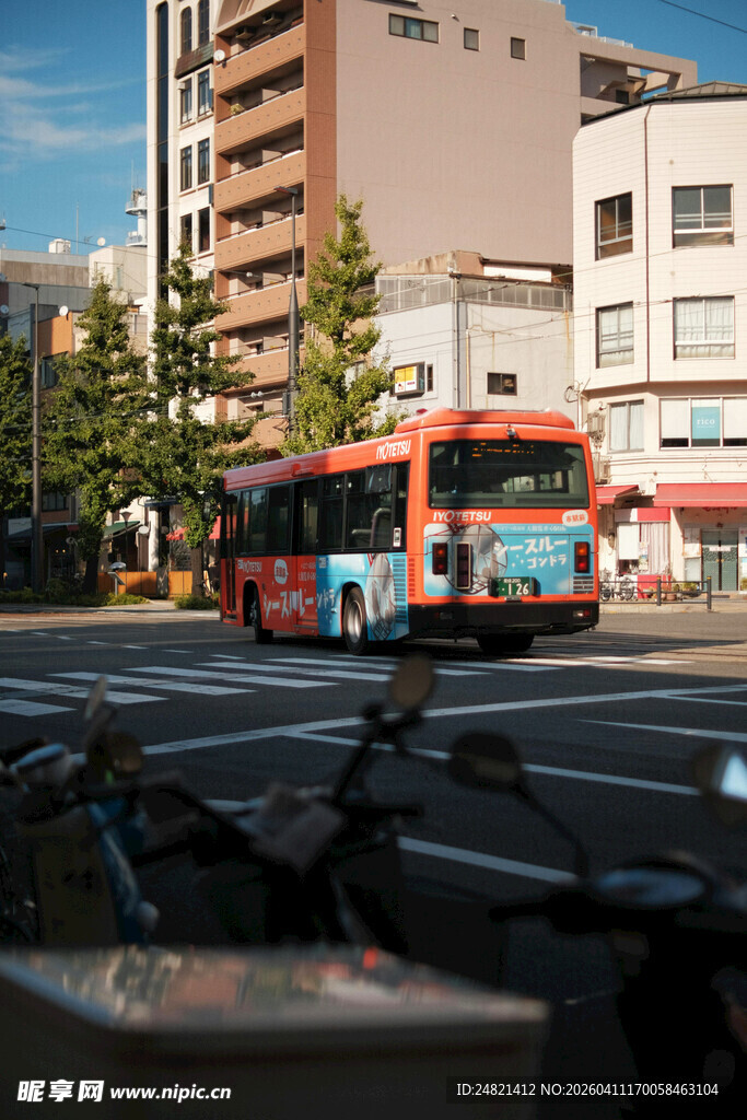 城市街头行驶的红色公交车