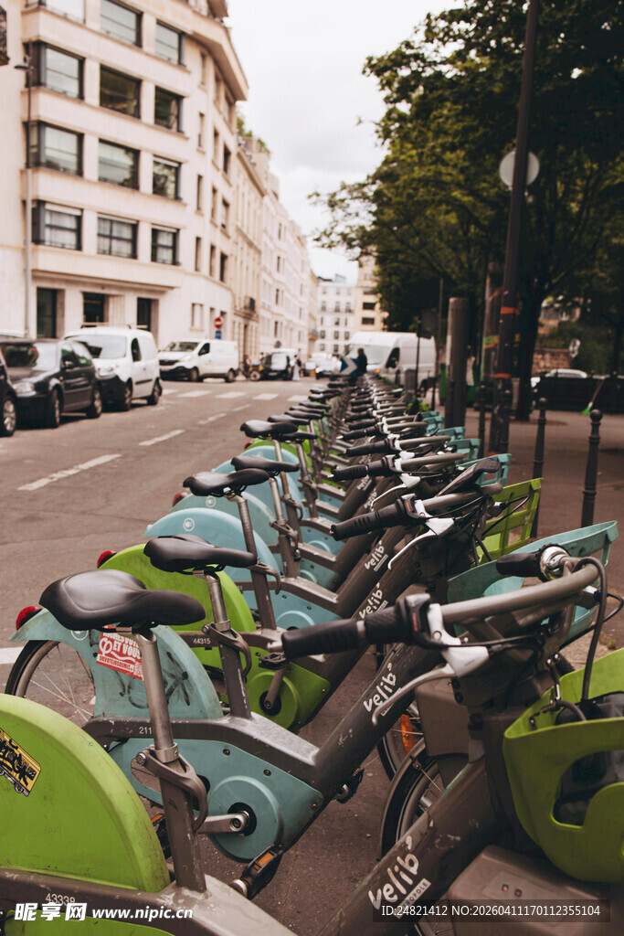 街边整齐停放的共享自行车