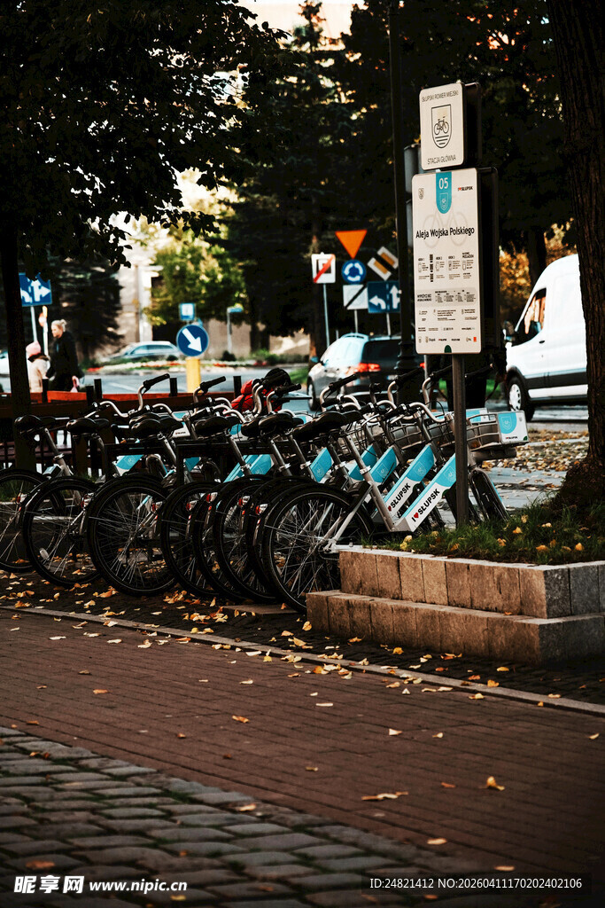 街边停放的共享自行车