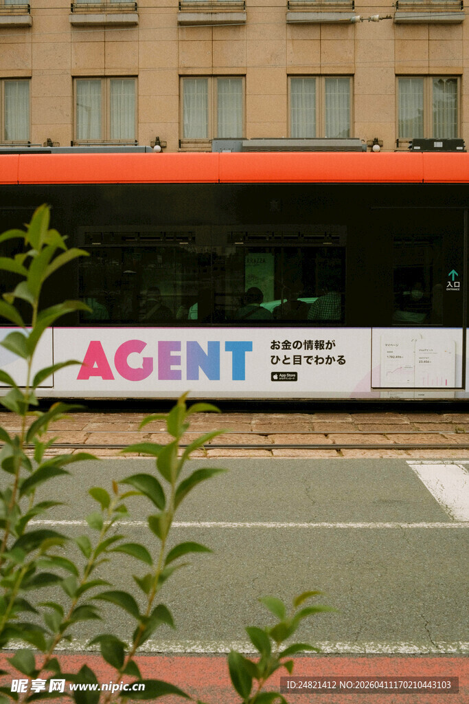 街边ACENT标识的建筑