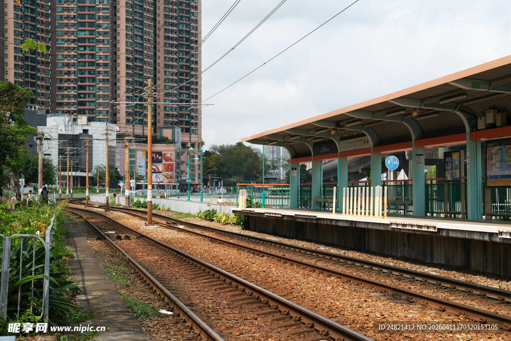 城市铁轨旁的现代建筑景观