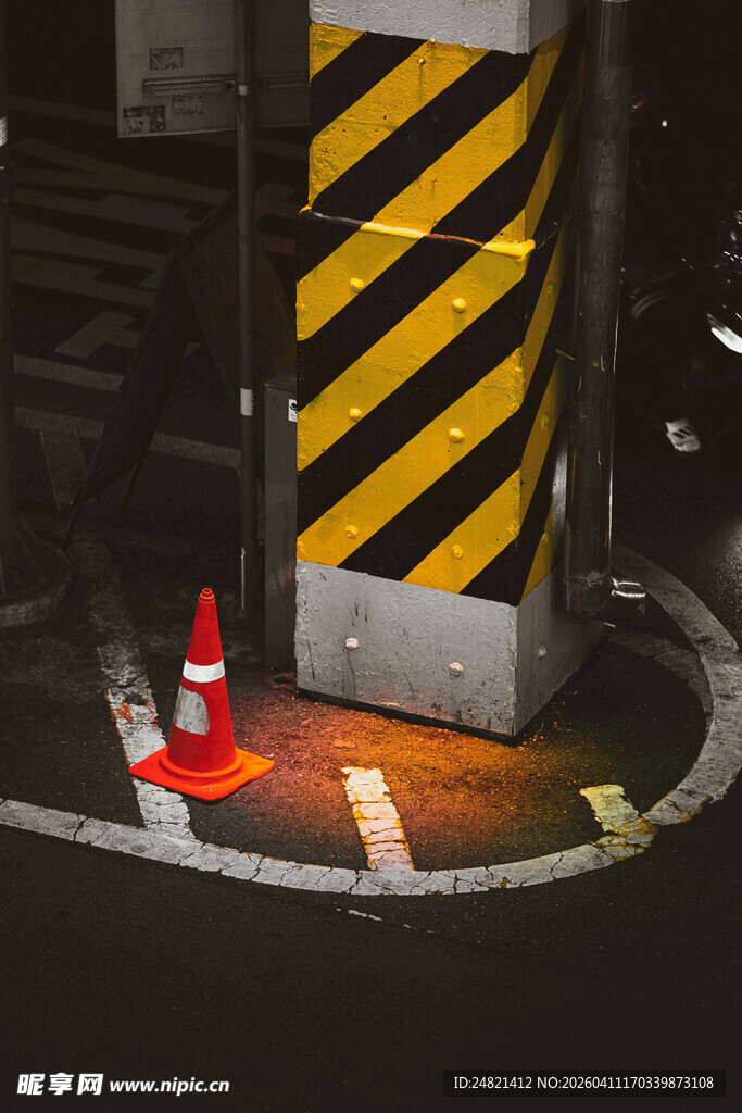 夜间警示锥与警示柱