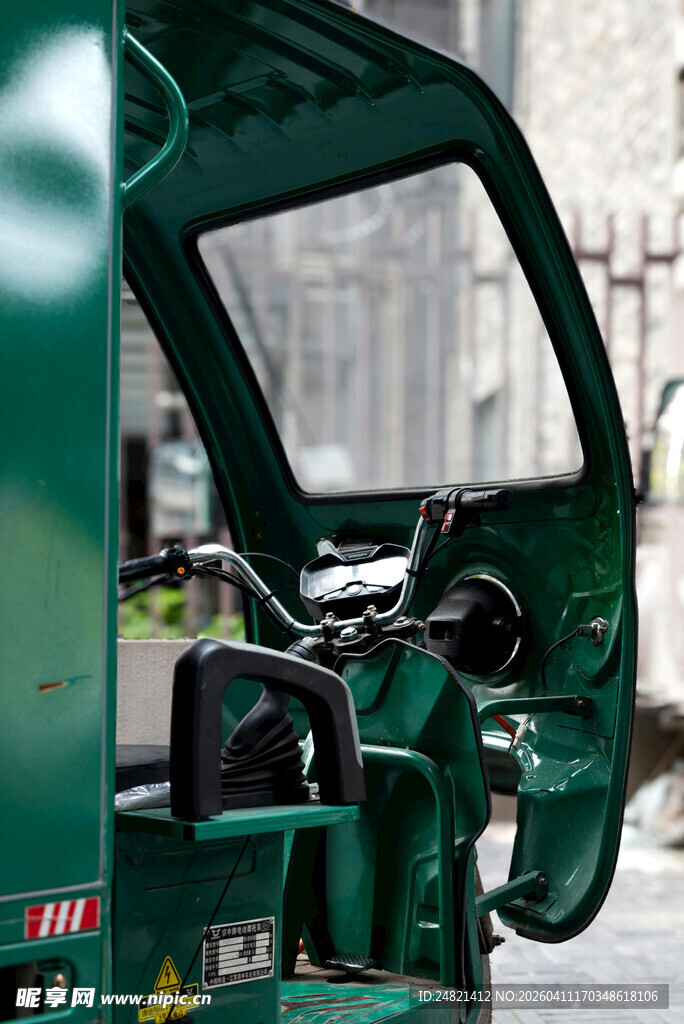绿色三轮车驾驶室特写