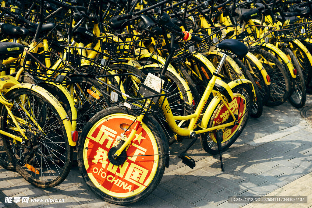 整齐停放的共享单车