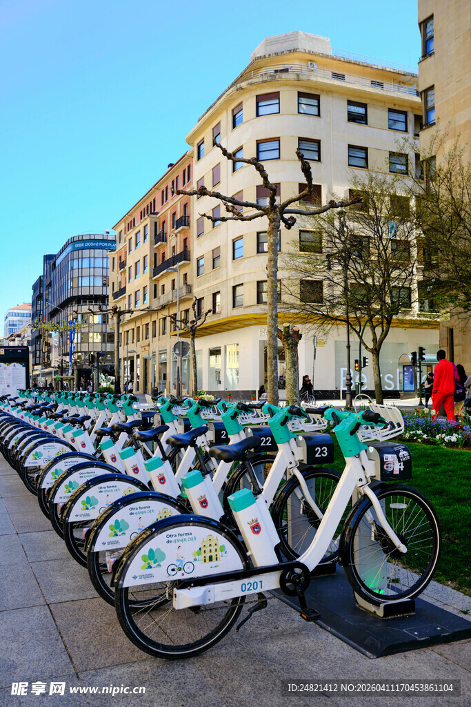 城市街边整齐排列的共享单车