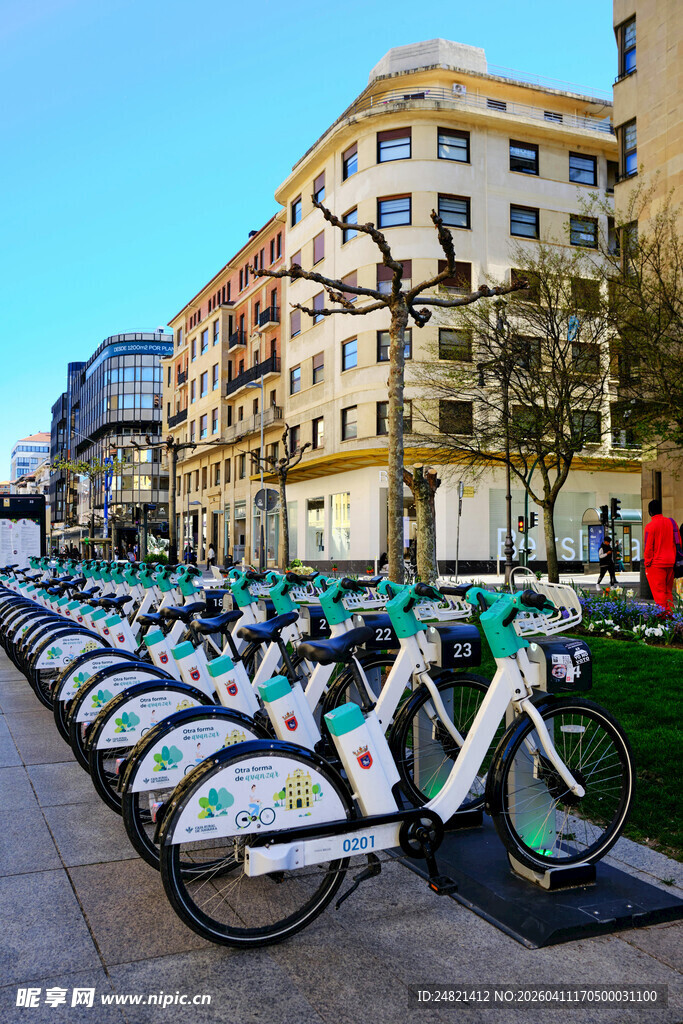 城市街边整齐停放的共享单车