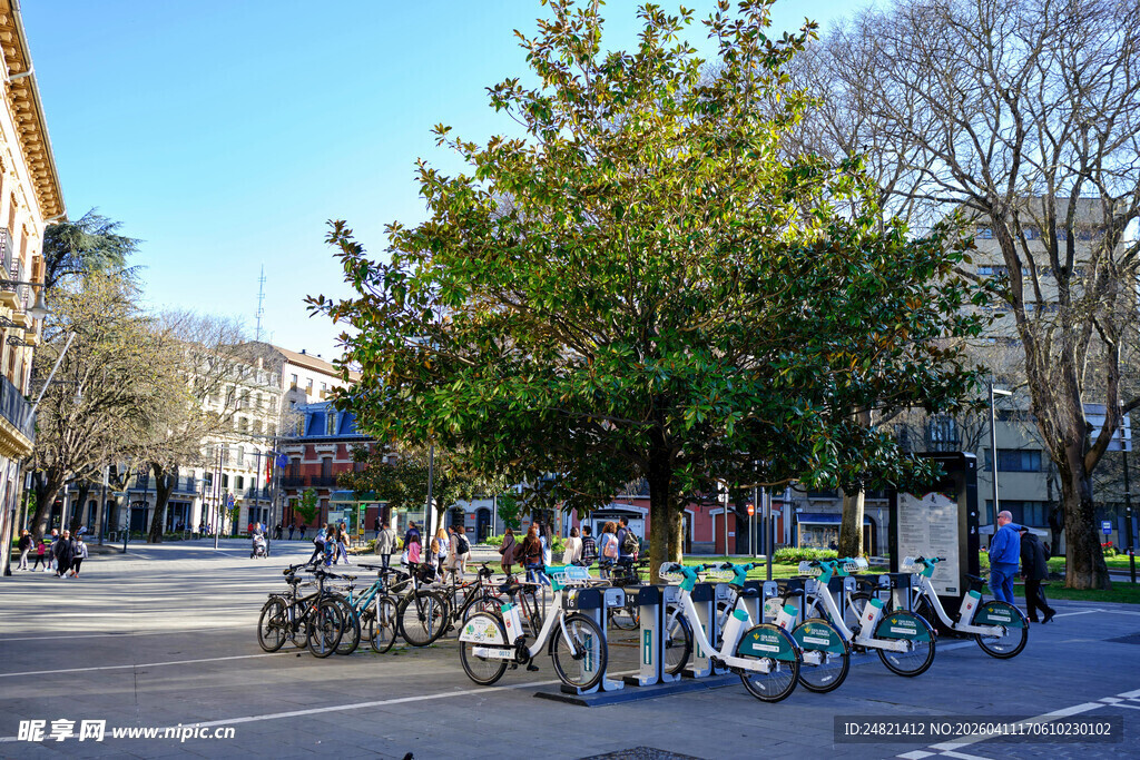 城市街头的自行车停放场景