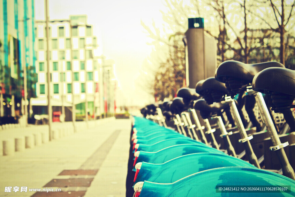 城市街边整齐排列的共享单车