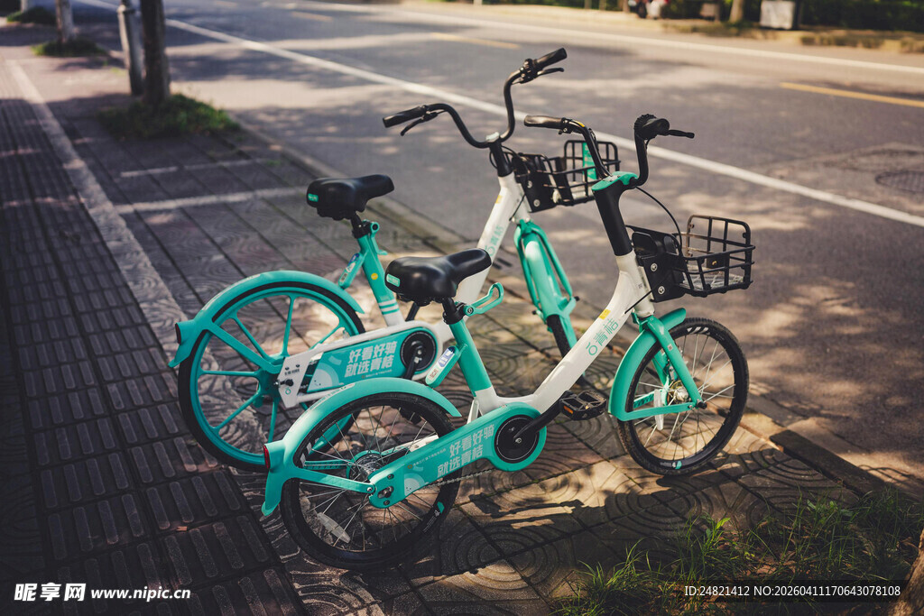 路边停放的两辆共享单车