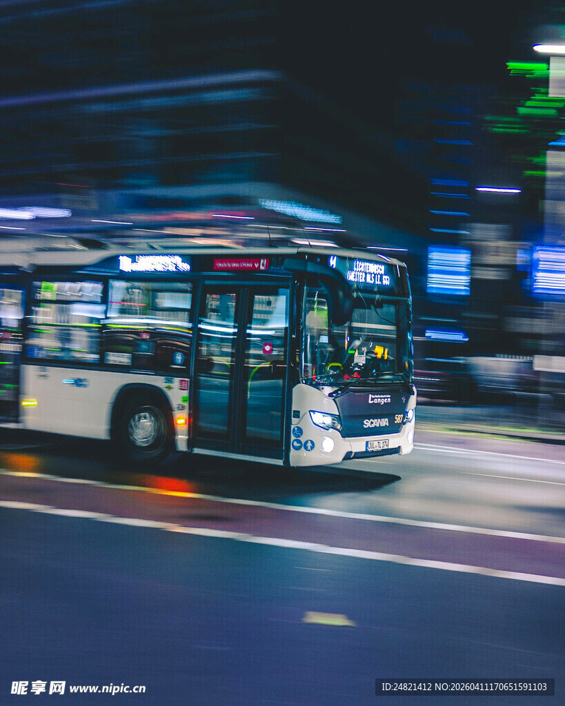 夜间行驶的城市公交