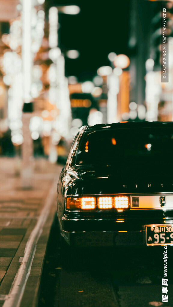 夜晚街头的出租车