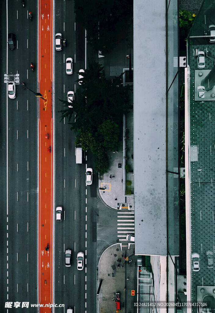 城市道路上的车辆景象