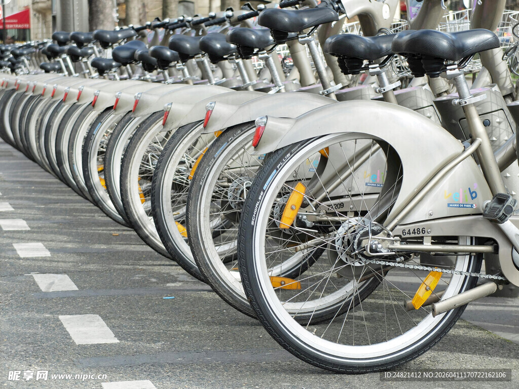 整齐停放的共享单车队列