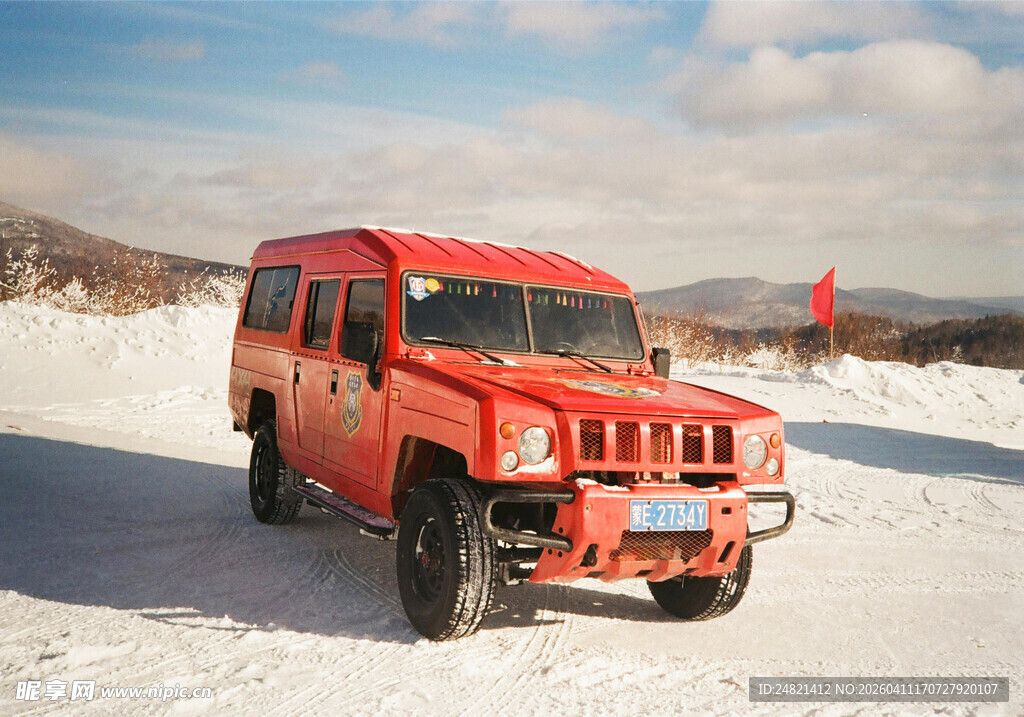 雪地中的红色越野吉普