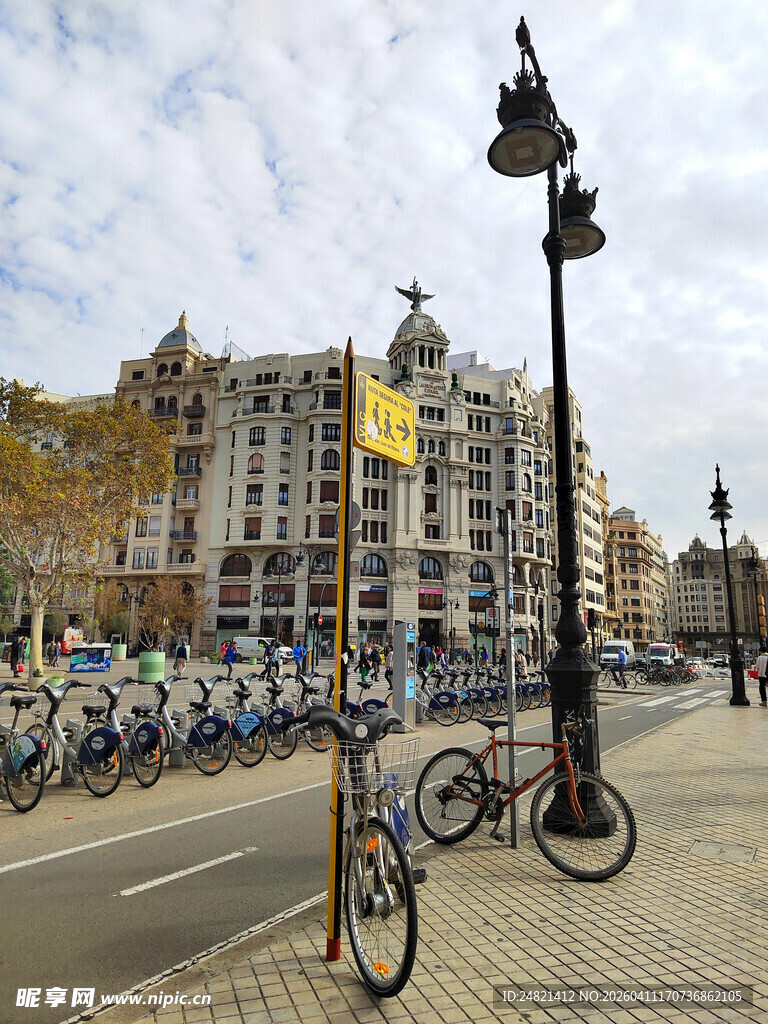 城市街道边的自行车停放处