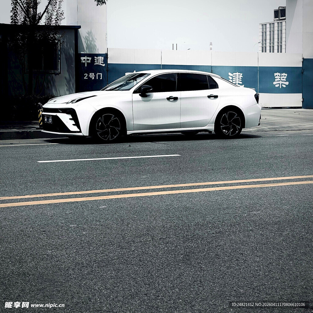 白色轿车停靠在城市道路边