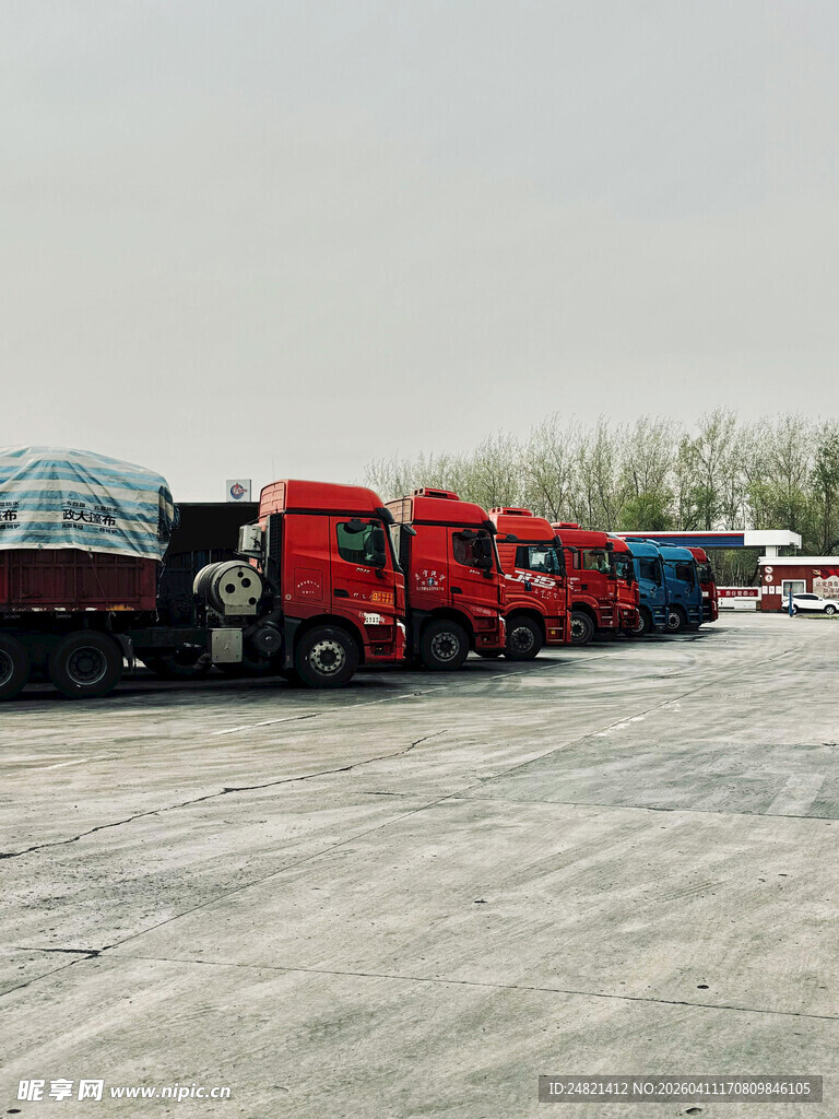 停车场中的多辆红色货车