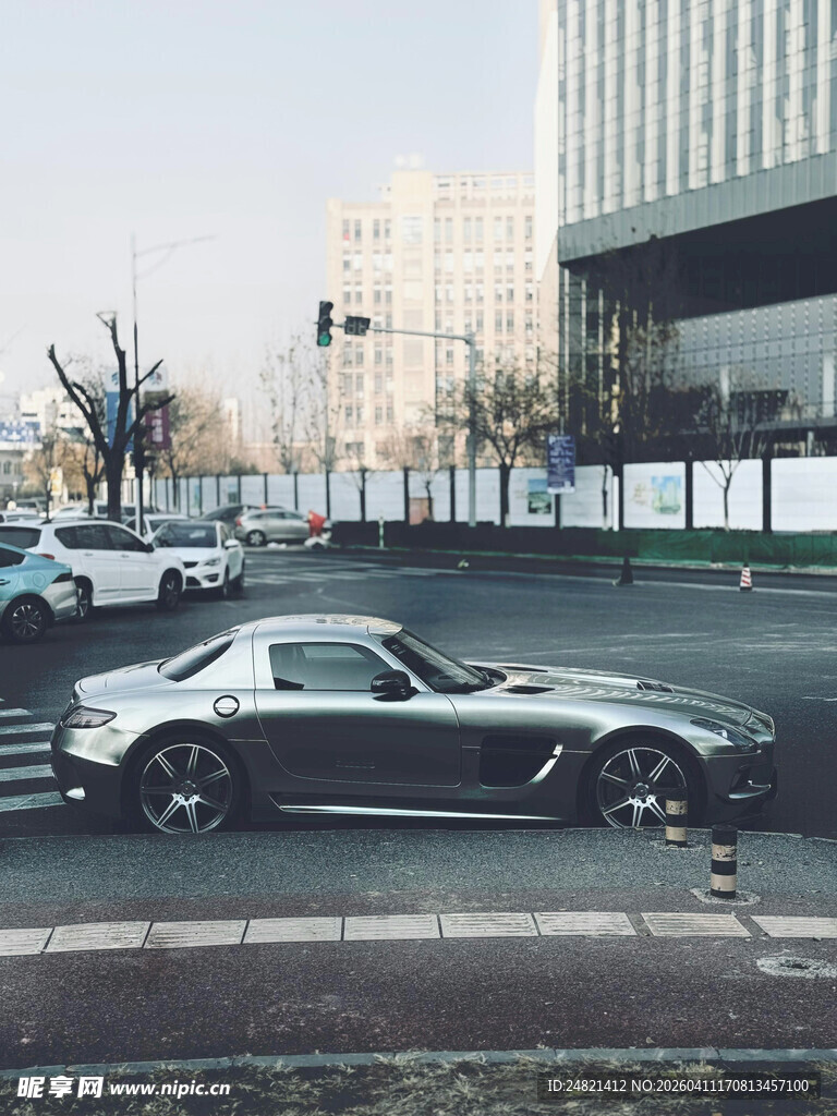 街道边停放的时尚银色轿车