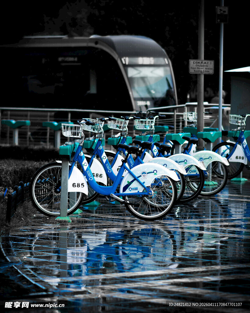 雨中整齐停放的共享单车