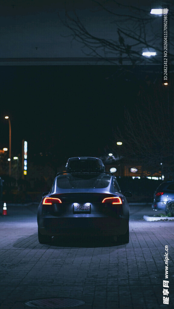 夜晚街道上的黑色轿车