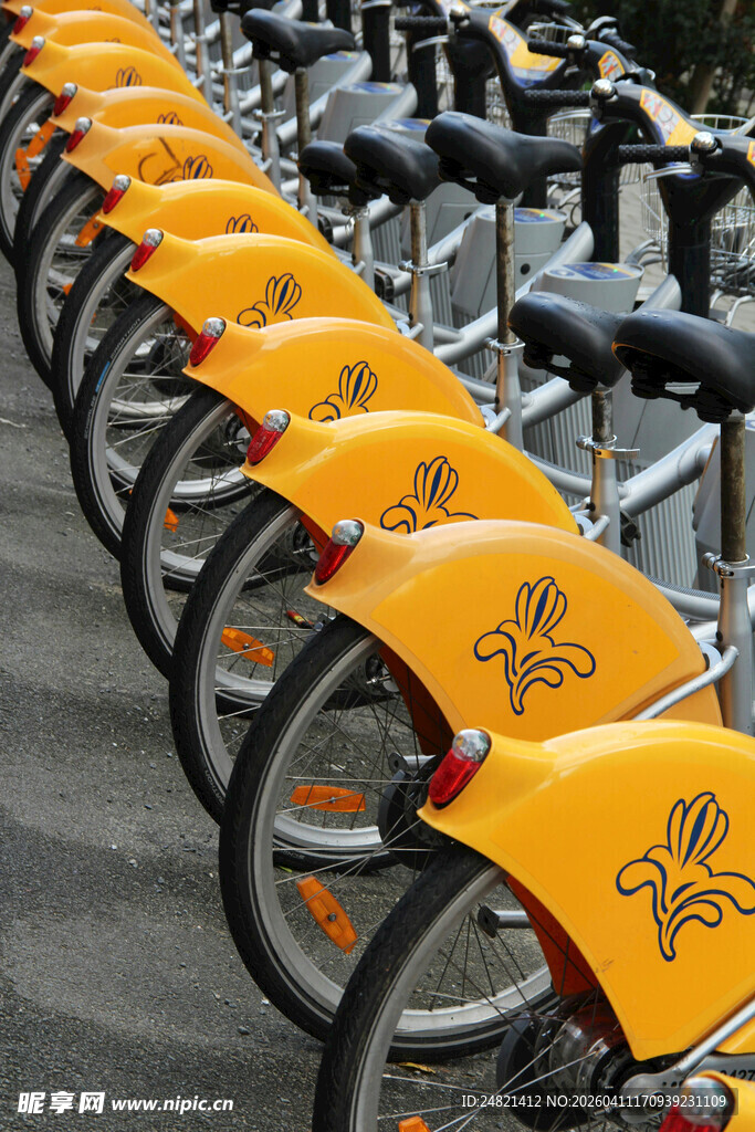 整齐排列的黄色共享单车