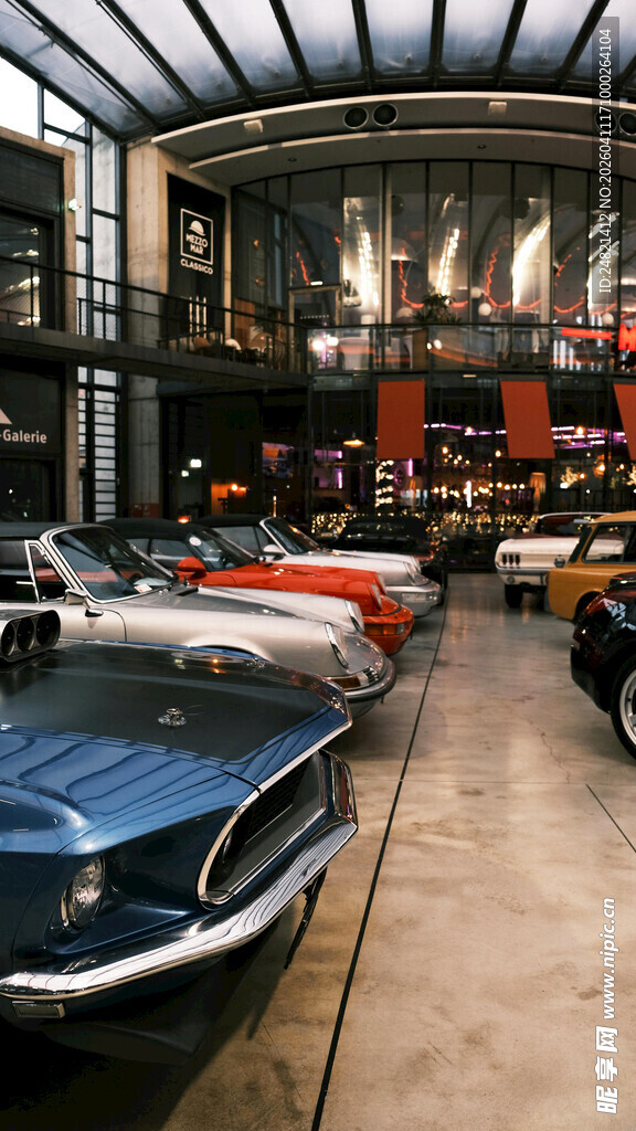 复古汽车展厅内的经典车型