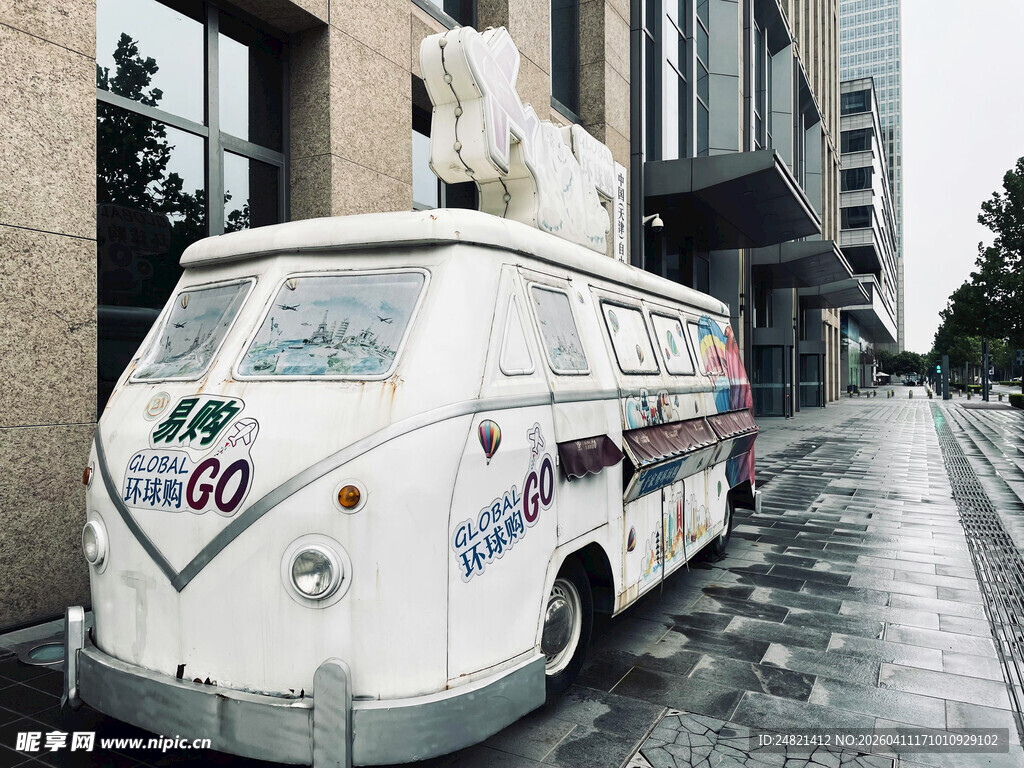 复古白色餐车停于城市街道
