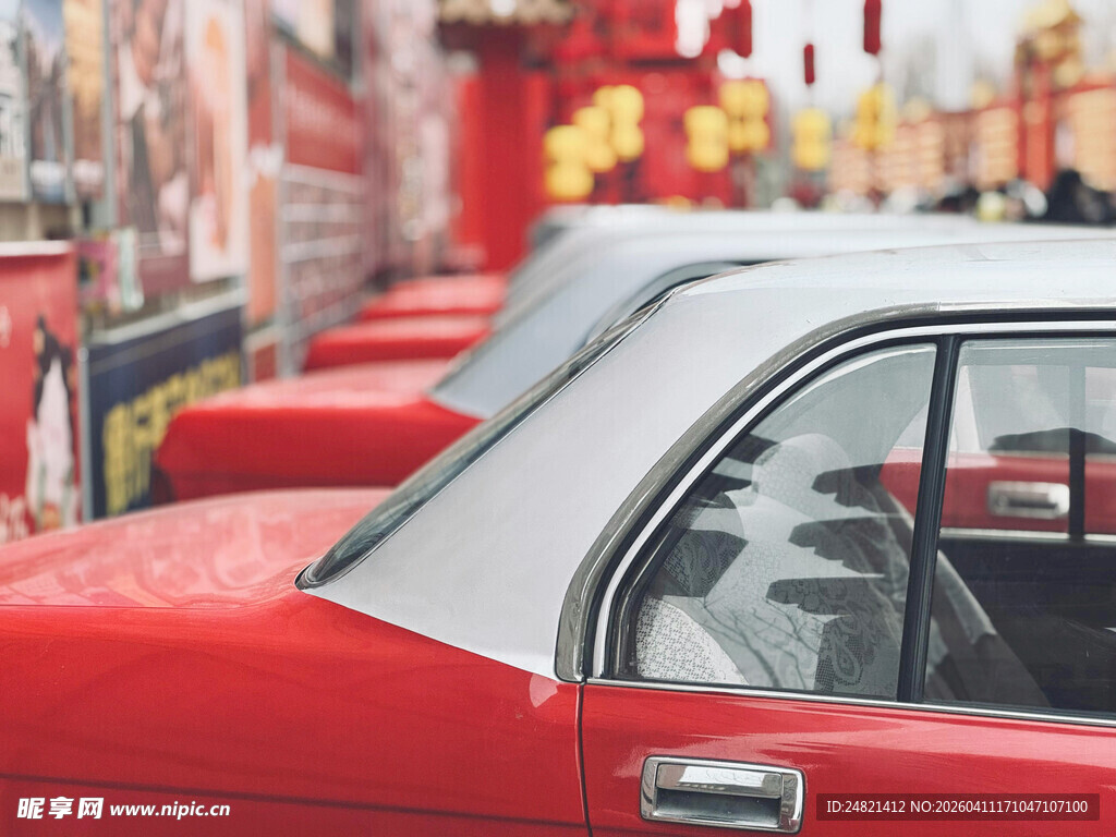 街头停放的红色复古汽车