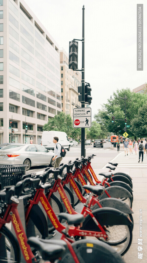 城市街头停放的整齐共享单车