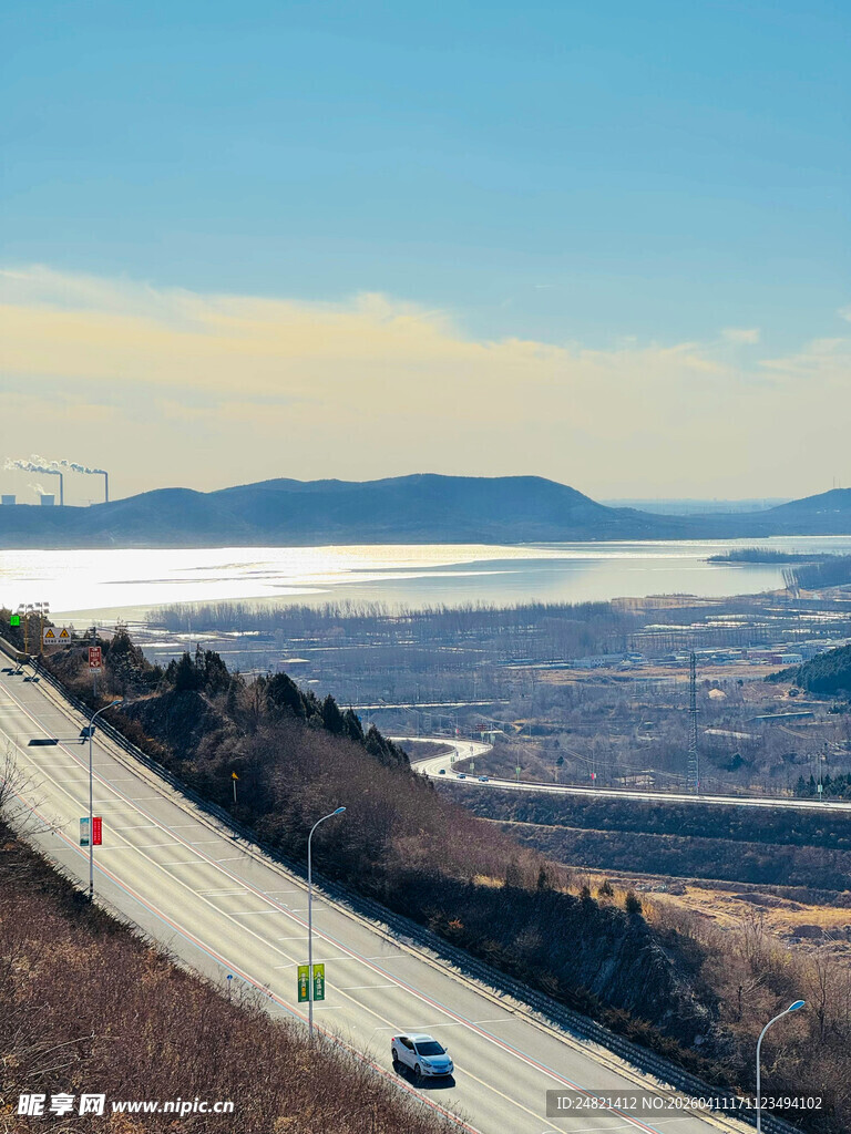 蜿蜒公路边的壮阔山景