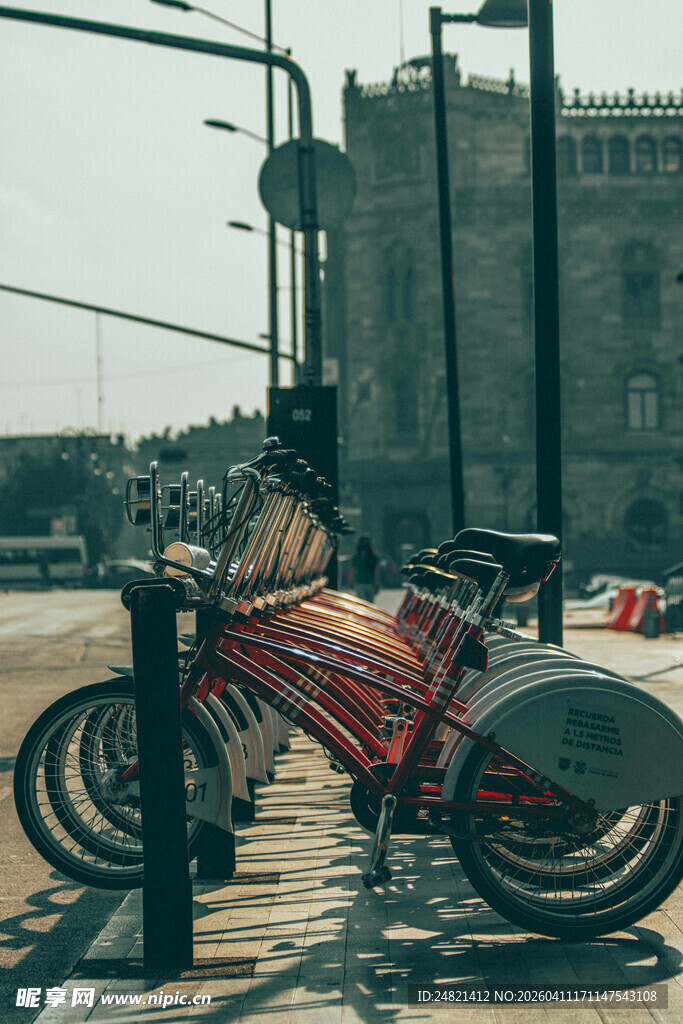 复古街头的多彩双人自行车
