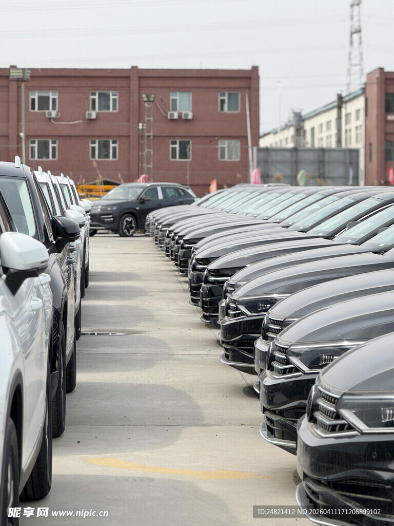 停车场内整齐排列的汽车