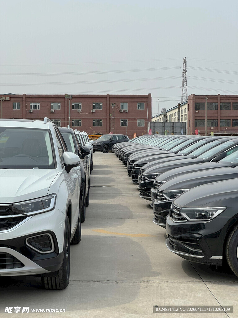 停车场内整齐停放的车辆