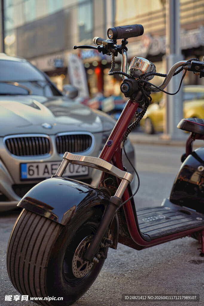 街头酷炫电动滑板车