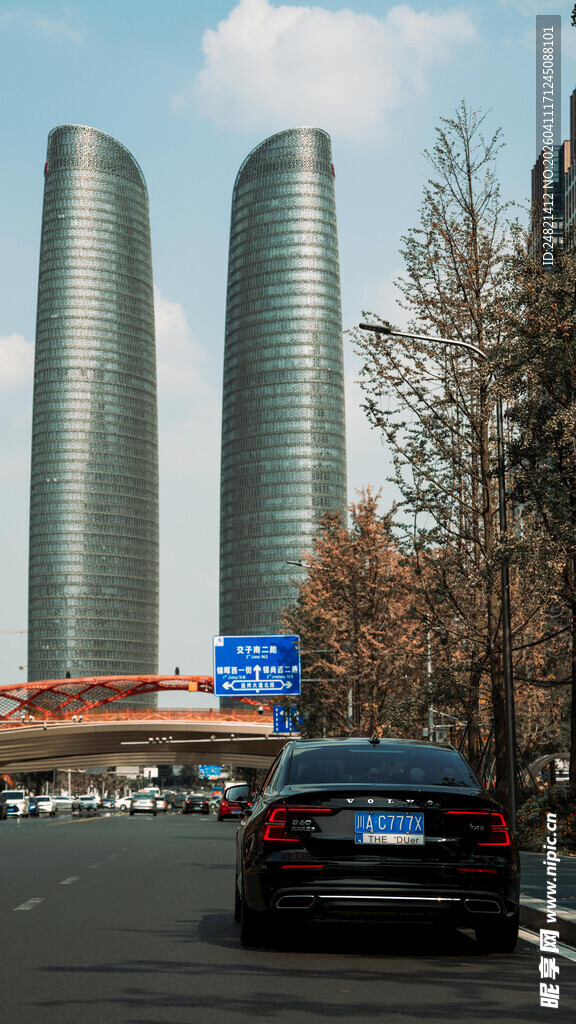 城市道路上的双塔建筑景观