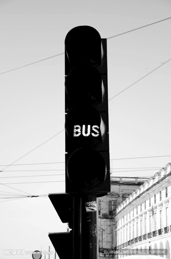 黑白公交站牌