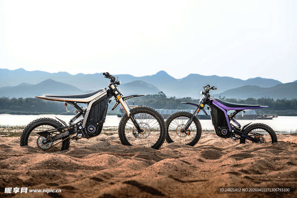 沙滩上的炫酷越野摩托车