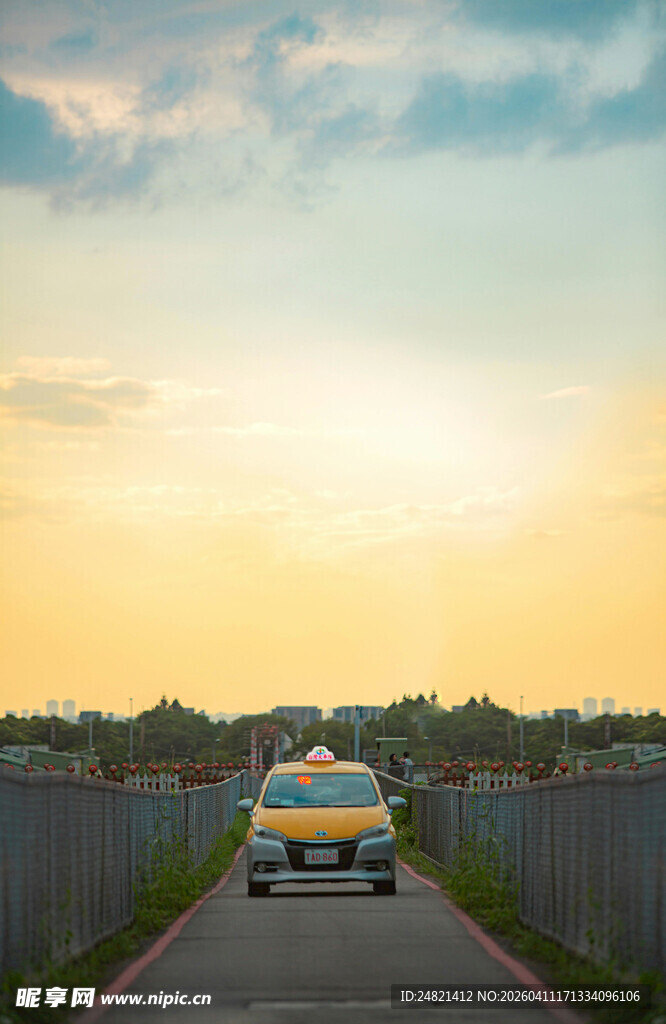 夕阳下公路上的黄色赛车