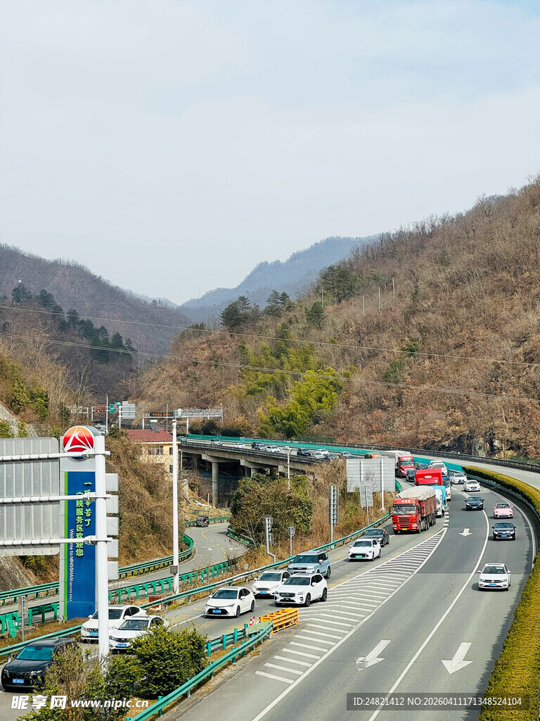 山间高速公路上的繁忙景象