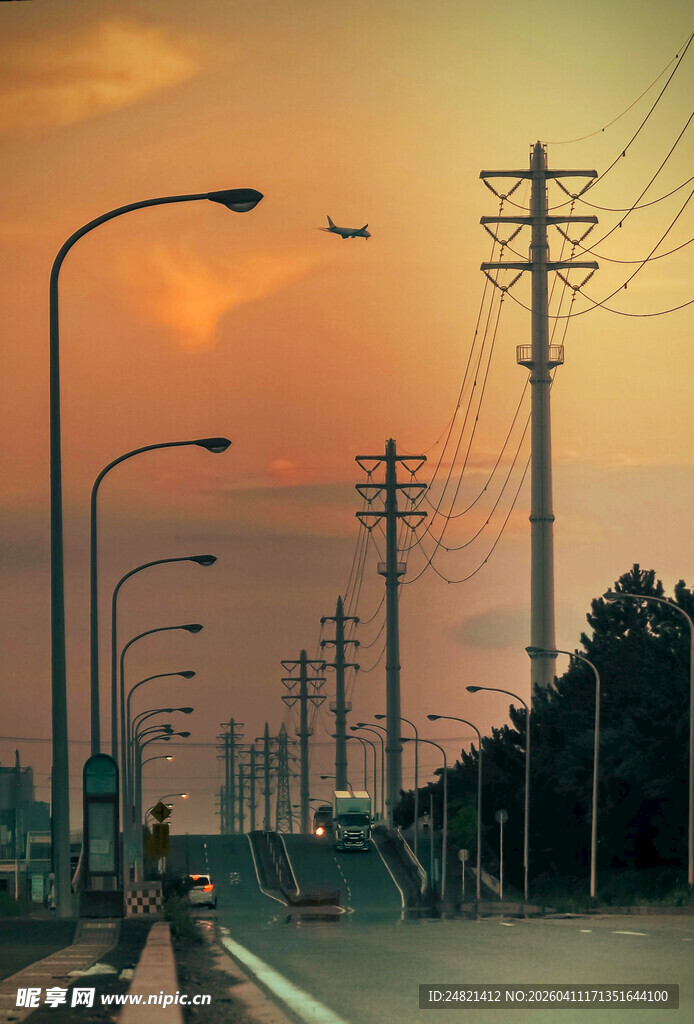 黄昏下的公路与林立电线杆
