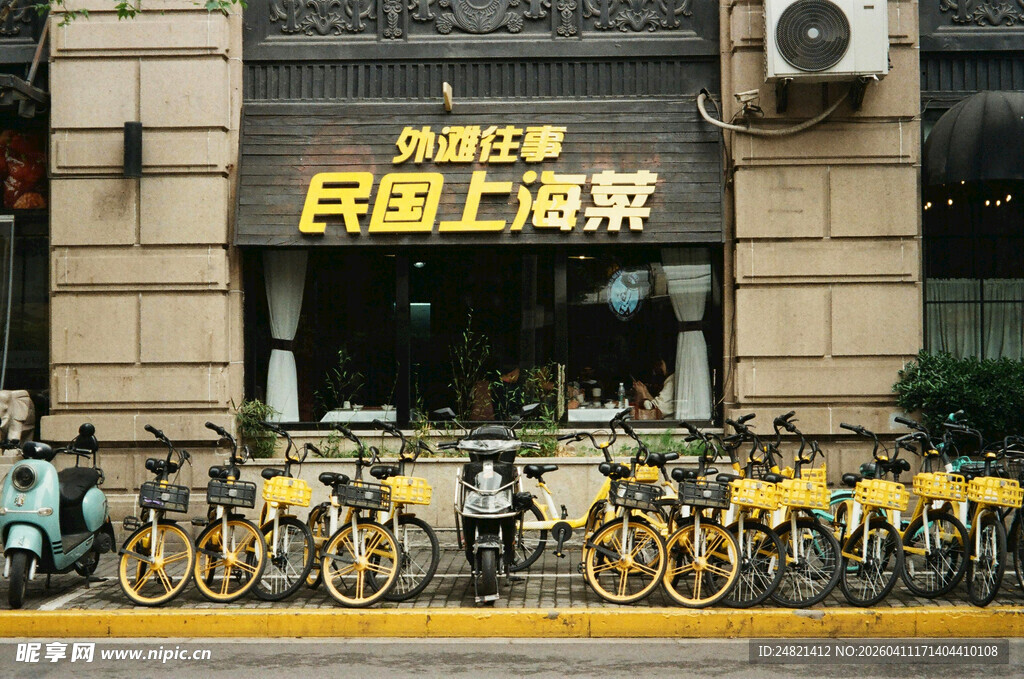 街边店铺前整齐停放的单车