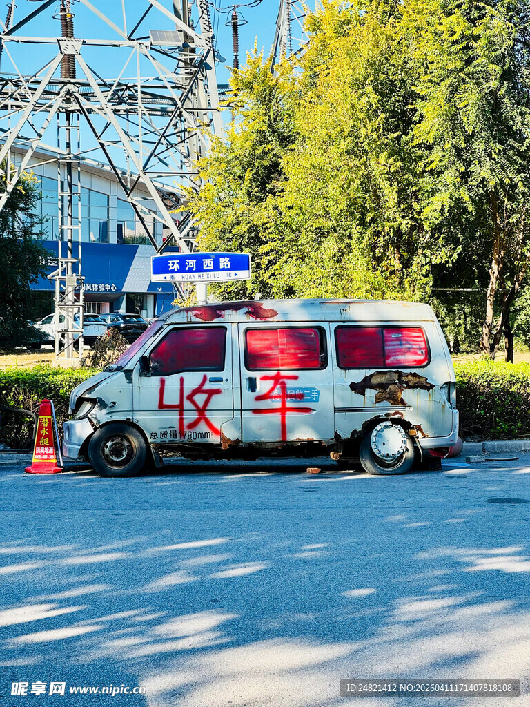 救护车停靠在户外场景