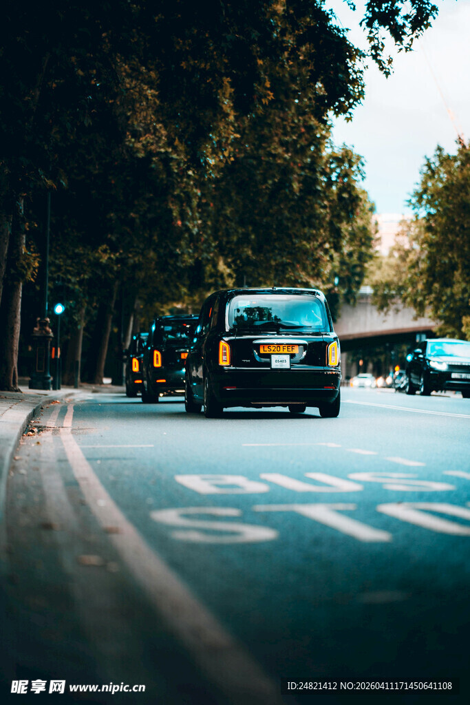 街道上行驶的多辆汽车