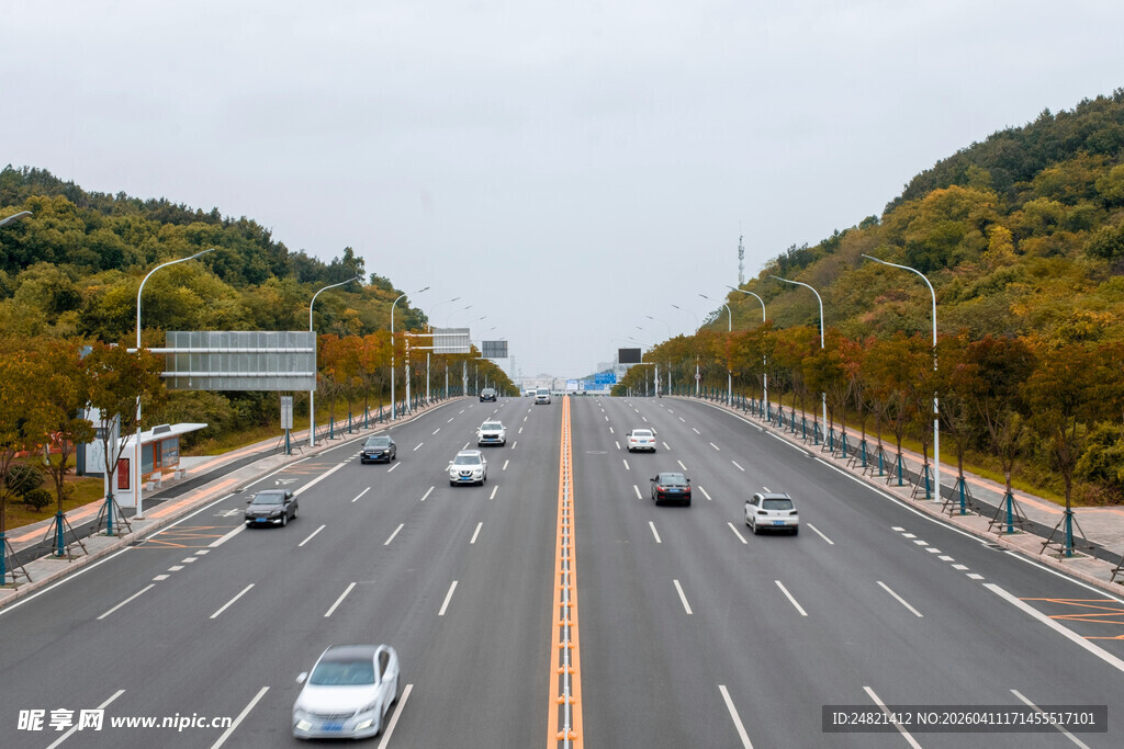 宽阔公路上车辆有序行驶