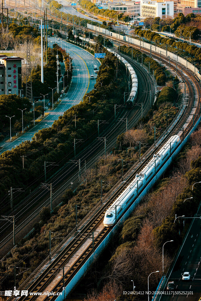 城市轨道交通蜿蜒穿行